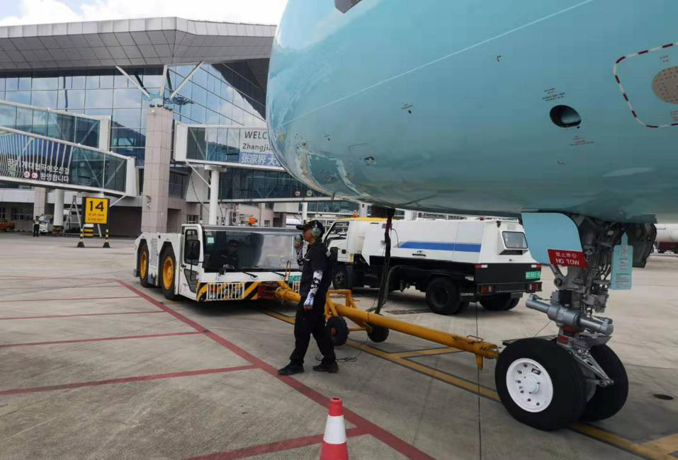 確保旅客順暢出行，機場一線職工高溫堅守！