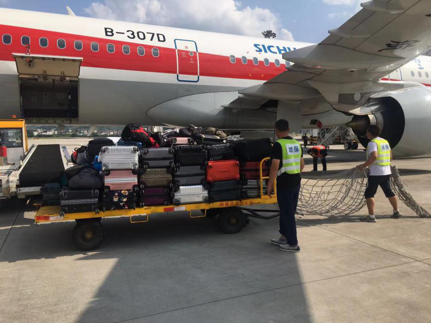 確保旅客順暢出行，機場一線職工高溫堅守！