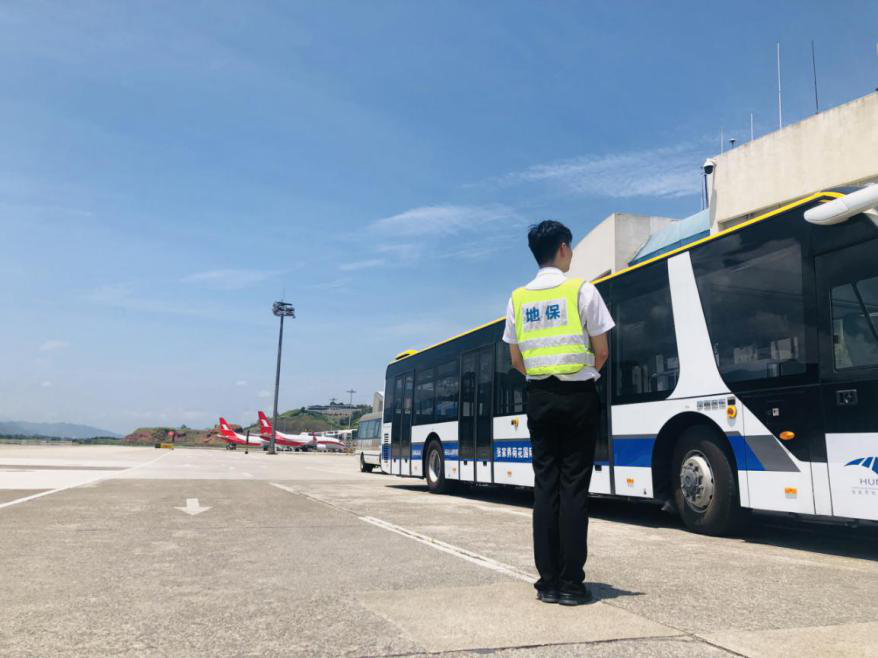 確保旅客順暢出行，機場一線職工高溫堅守！