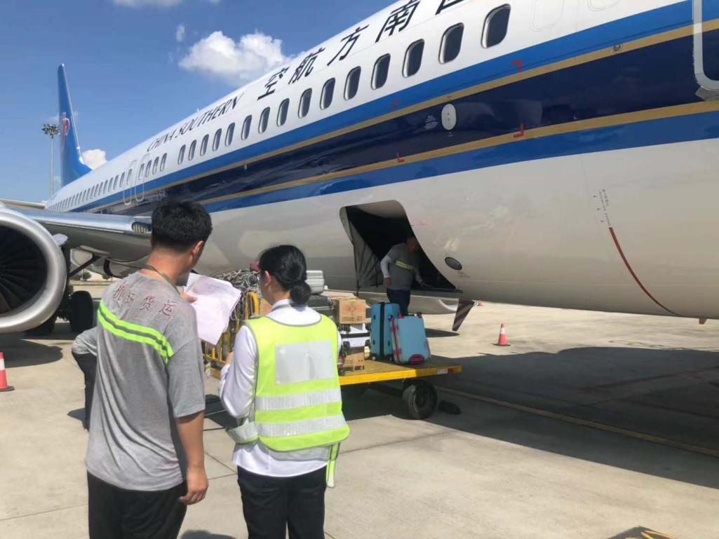 確保旅客順暢出行，機場一線職工高溫堅守！
