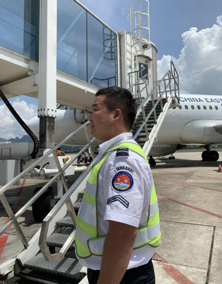 確保旅客順暢出行，機場一線職工高溫堅守！
